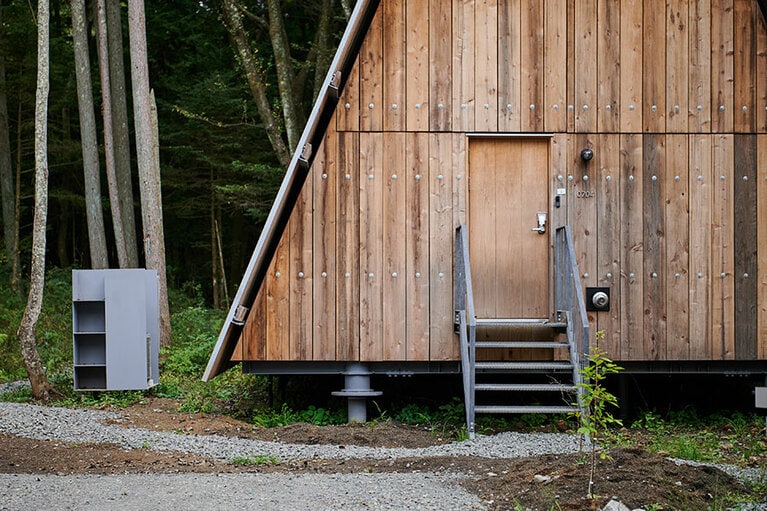 高床式にすることで、解体しやすく、風や水の流れを妨げない構造に。