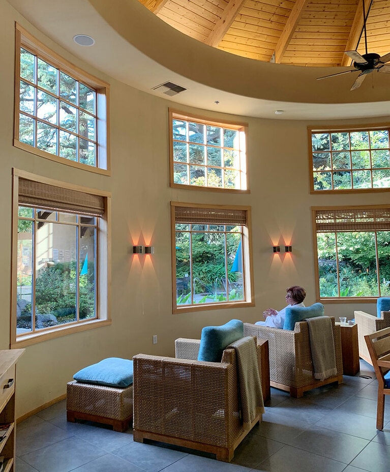 リラクゼーションルームには水とナッツが用意されている。