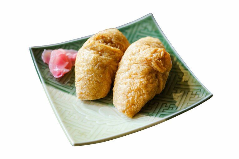 自家製いなり1個130円。ふんわり、ご飯に空気を含ませた絶妙の握り加減。うどん出汁で炊く揚げも甘み優雅。