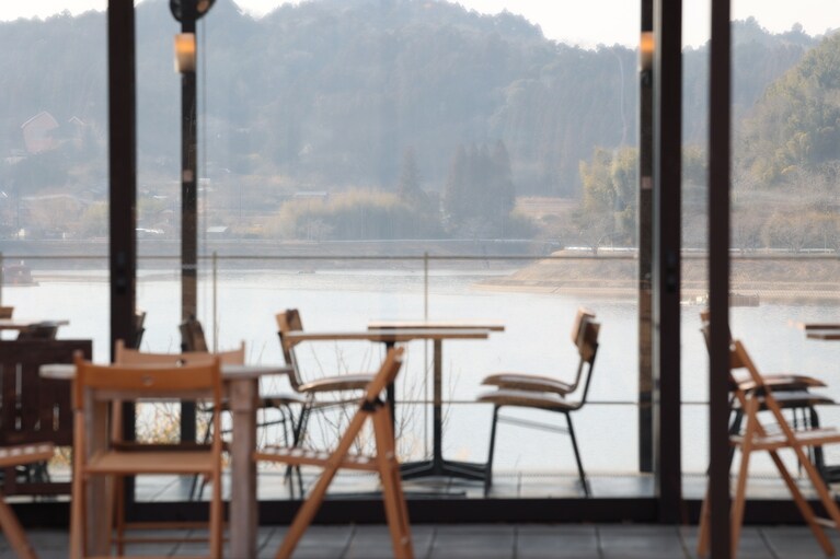 レストランは全面ガラス張りになっていて、店内から高滝湖を一望できる。