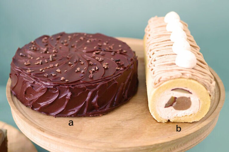 a：ロイヤルショコラ 直径15cm 4,320円 
b：ヴィーガンモンブラン・ロール 16cm 4,320円／すべてハル オカダ ヴィーガン スイーツ ラボ