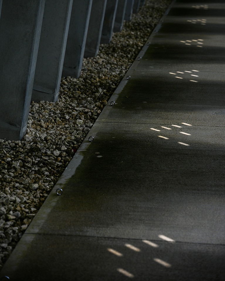 昼間、グスクウォールの脇には切り紙のように美しい影が。