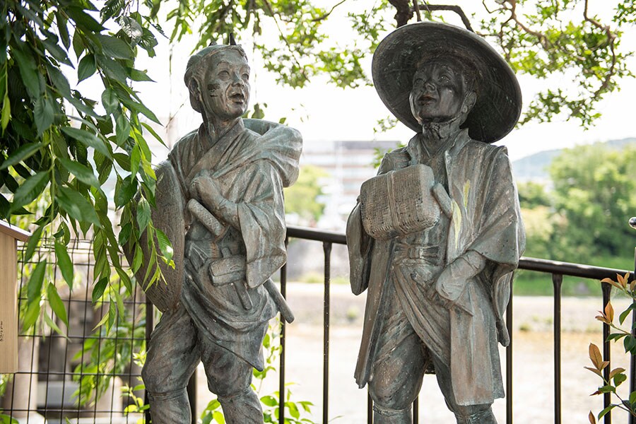 東海道五十三次の西の起点、三条大橋のたもとにある弥次さん喜多さんの石像。