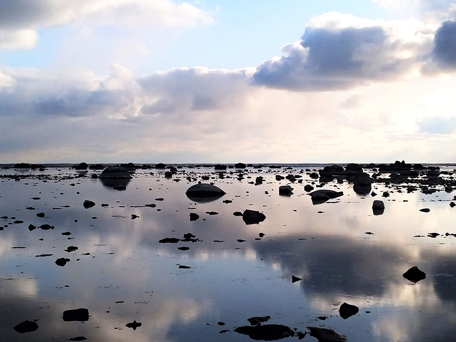 男鹿半島にある、秋田のウユニ塩湖と言われる鵜ノ崎海岸。写真提供：秋田県観光連盟