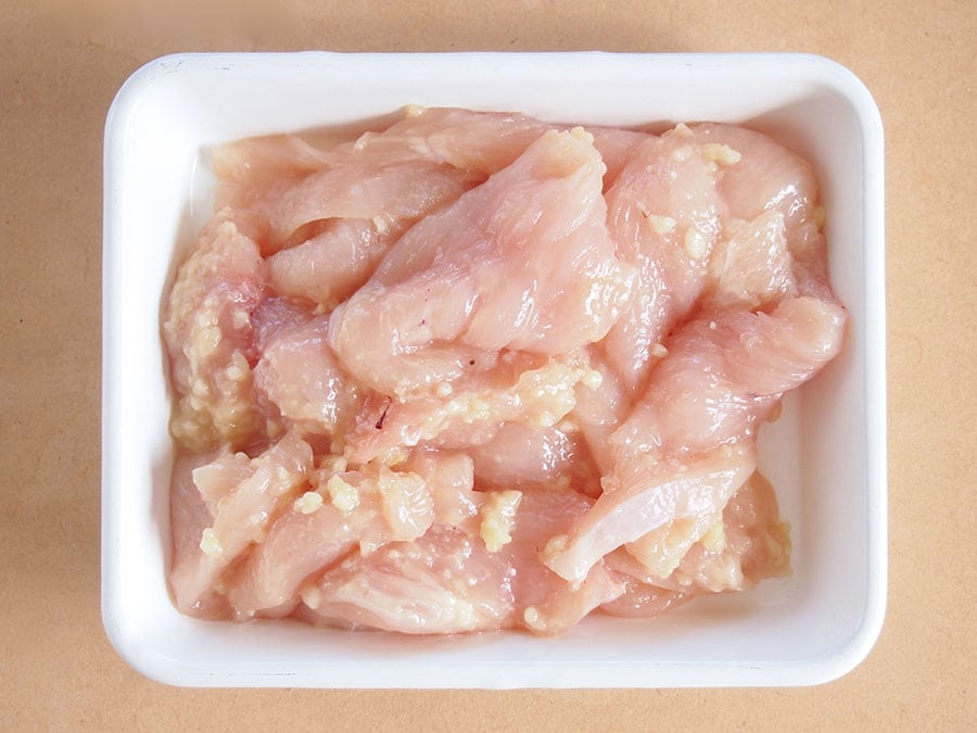 鶏胸肉は脂を取り除き、そぎ切りに。塩麹を全体にまぶし、15分ほど味をなじませる。