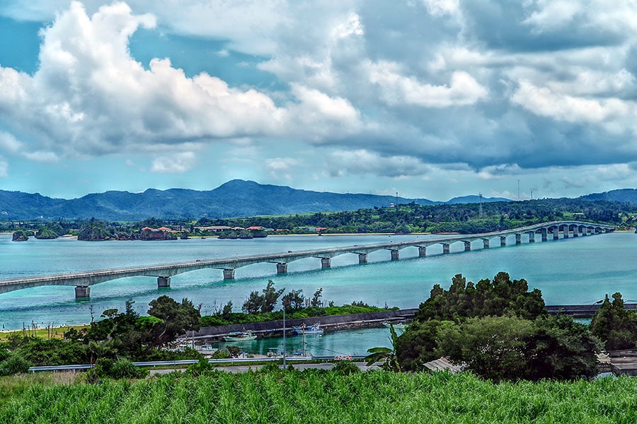 古宇利大橋。伊良部大橋ができるまでは、県内で最長の無料で海を渡れる橋でした。©今帰仁村観光協会