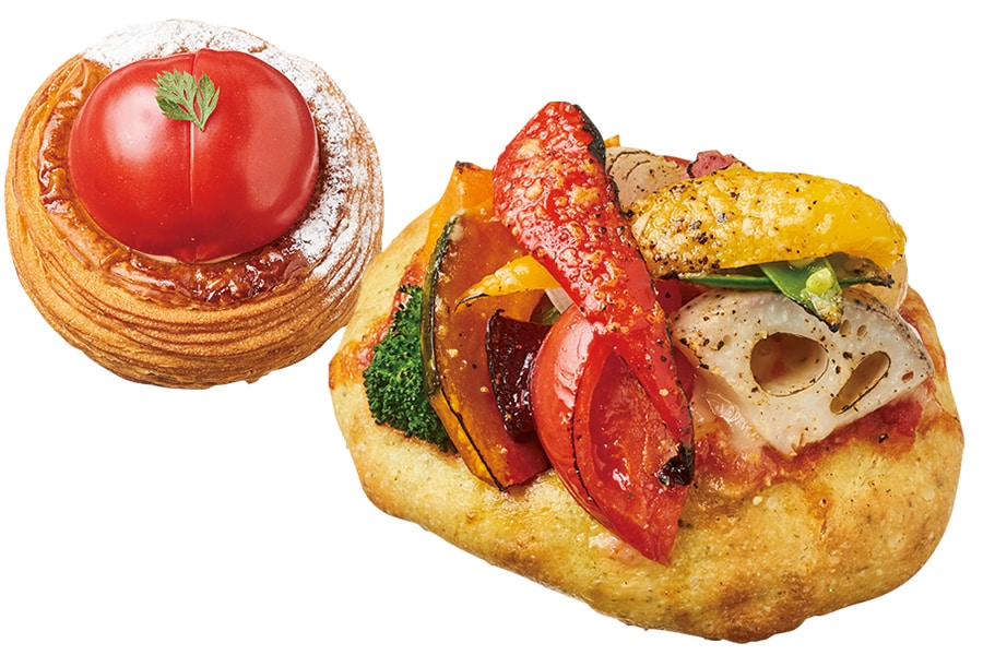 左から：やっちゃんトマトのクロワッサン 360円、季節野菜のピゼッタ 430円。
