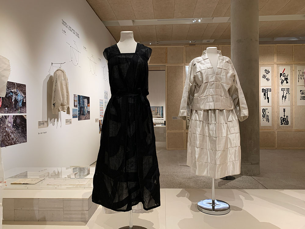 廃棄されたファブリックを重ねて作られた、新たな素材によるドレス。デザイナー、フィービー・イングリッシュの作品。