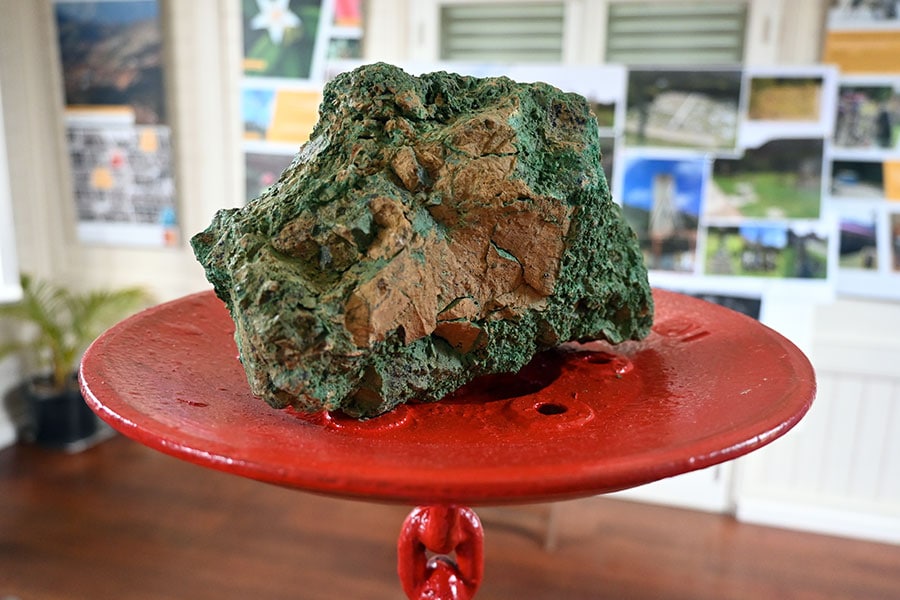 “グリーンゴールド”とも呼ばれるニッケル。この鉱物の発見により、ティオの町の運命が変わりました。