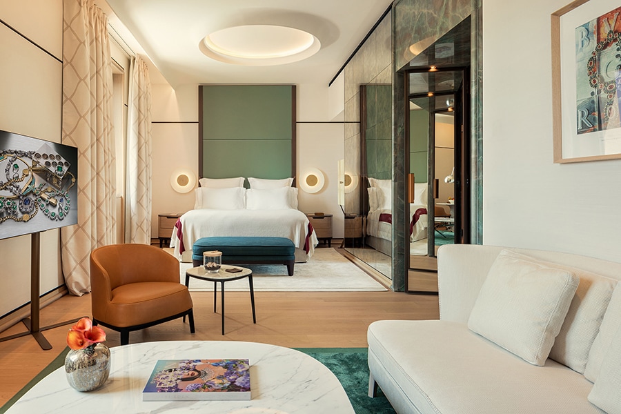 イエローベージュで統一された“ジュニアスイート”。©Bulgari Hotels ＆ Resorts