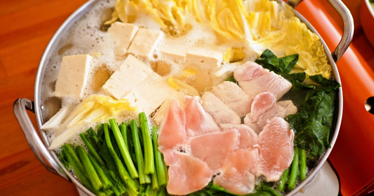 覚えておきたい そぎ切り 料理の幅がグッと広がる 鶏むね肉や魚のサクのそぎ切りは鍋に 白央篤司の罪悪感撲滅自炊入門