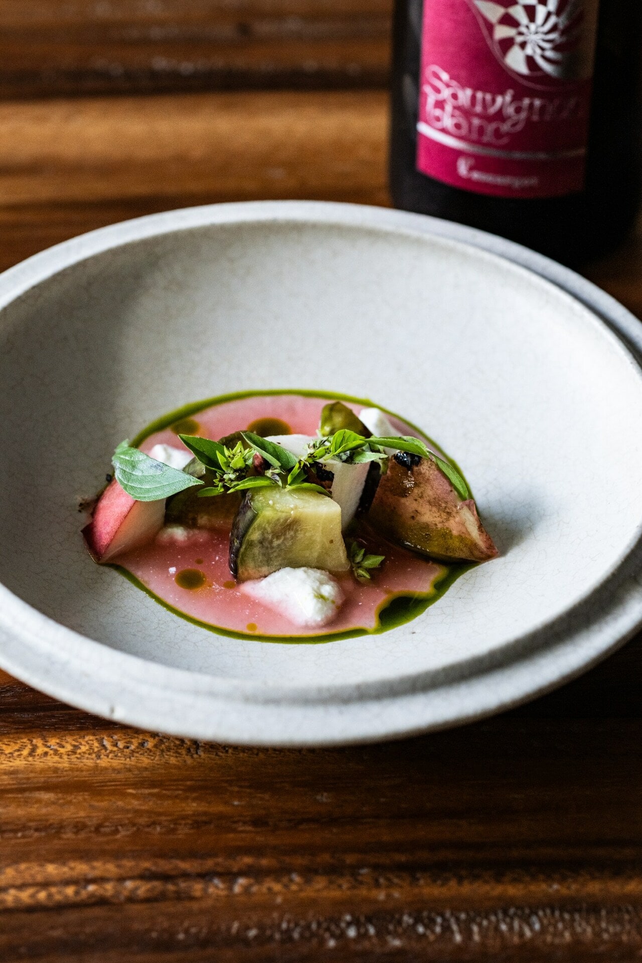 揚げ浸しにした「本当の梨ナス」、フレッシュな桃、自家製リコッタチーズ。