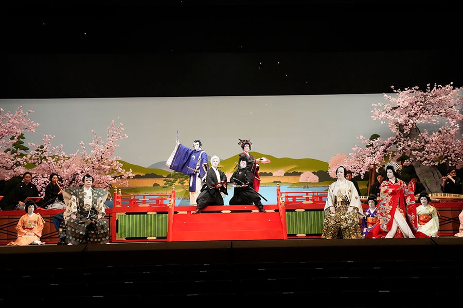将軍となった義輝を祝う宴で刀剣男士たちは舞を披露。©NITORO＋・EXNOA LLC/TRKPC