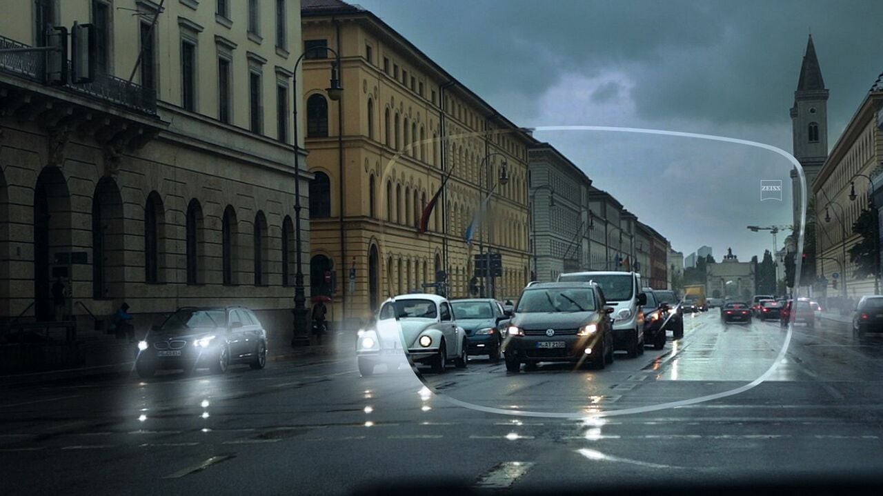 独自のテクノロジーが瞳孔サイズの変化を考慮し、雨や夕暮れなど暗い環境での視界を向上させる（画像提供：カールツァイスビジョンジャパン）