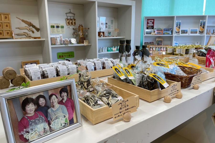 入り口横には土産物店があって、地元の女性たちが作った昆布製品などがずらりと並ぶ。