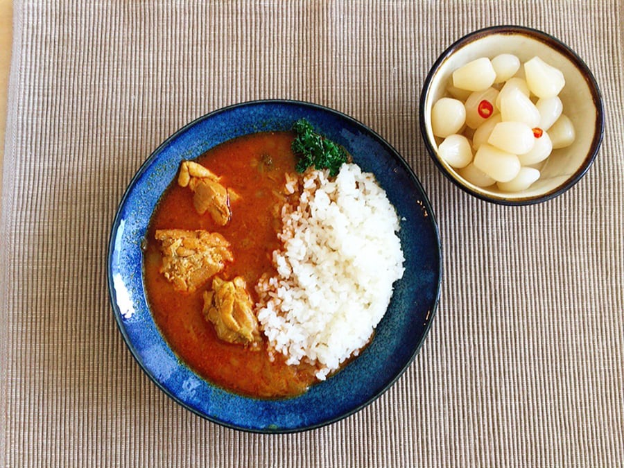 大きめの鶏肉が入っているので、時間をかけて温めて。激辛を思わせる赤色ですが、玉ねぎの甘さもしっかり感じられる中辛です。