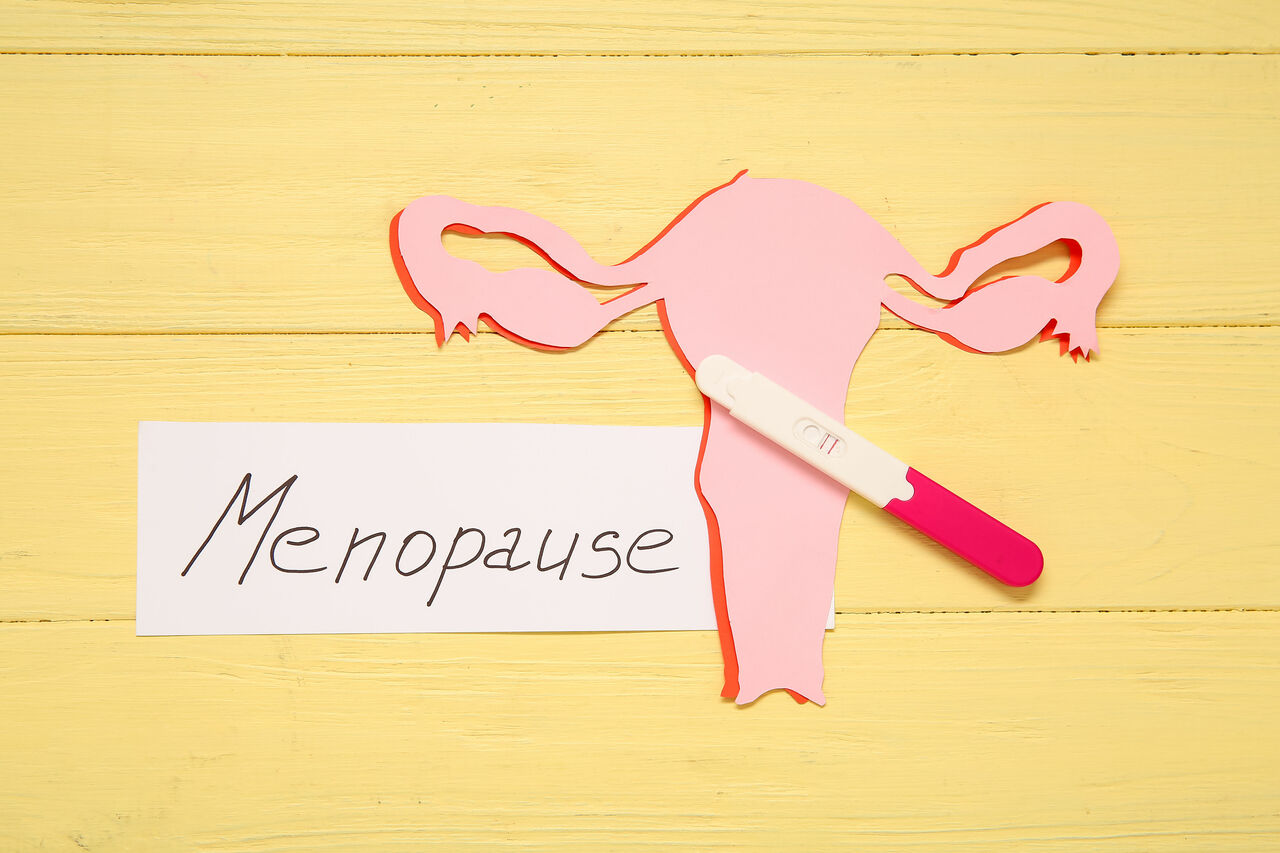 Menopause(メノポーズ)とは閉経のこと。日本人女性の閉経は50歳前後が多いとされるが、人生100年時代、閉経が人生の折り返し地点になる人も。©アフロ