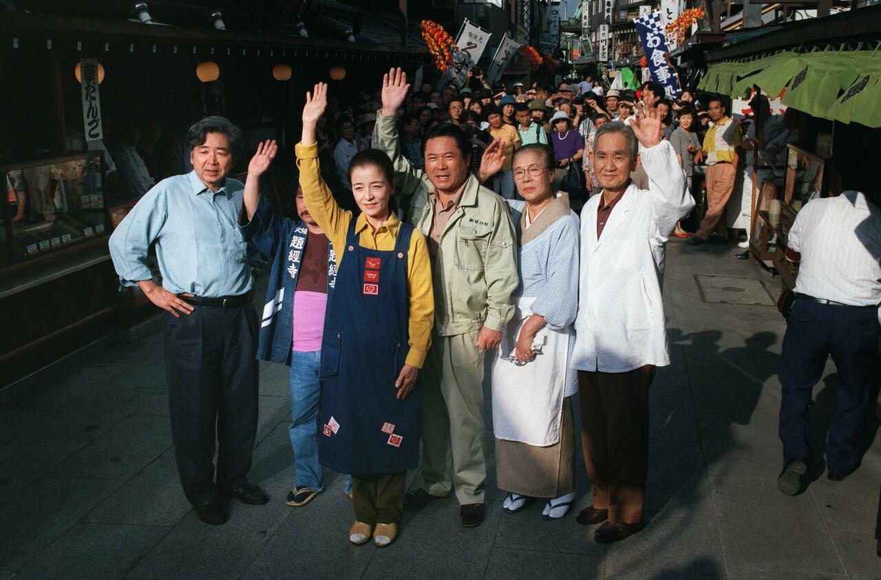 1996年、最後のポスター撮影となった“寅さんファミリー”。中央が倍賞千恵子、左端は山田洋次監督　©時事通信社