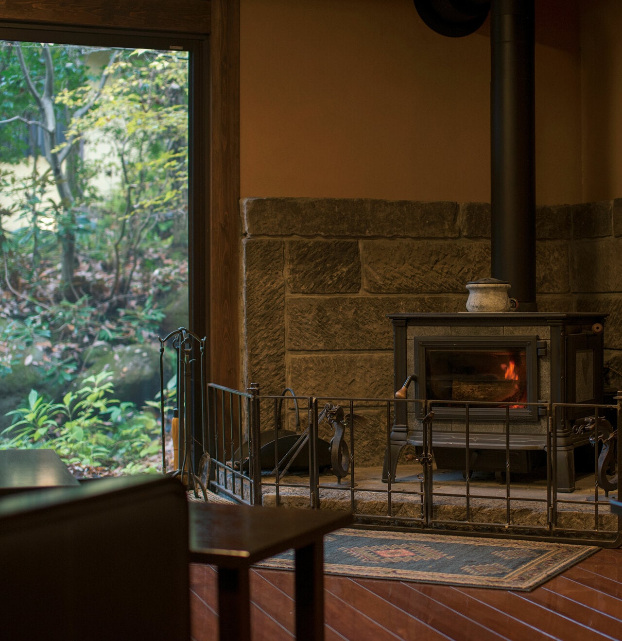 薪ストーブのある ロビー。