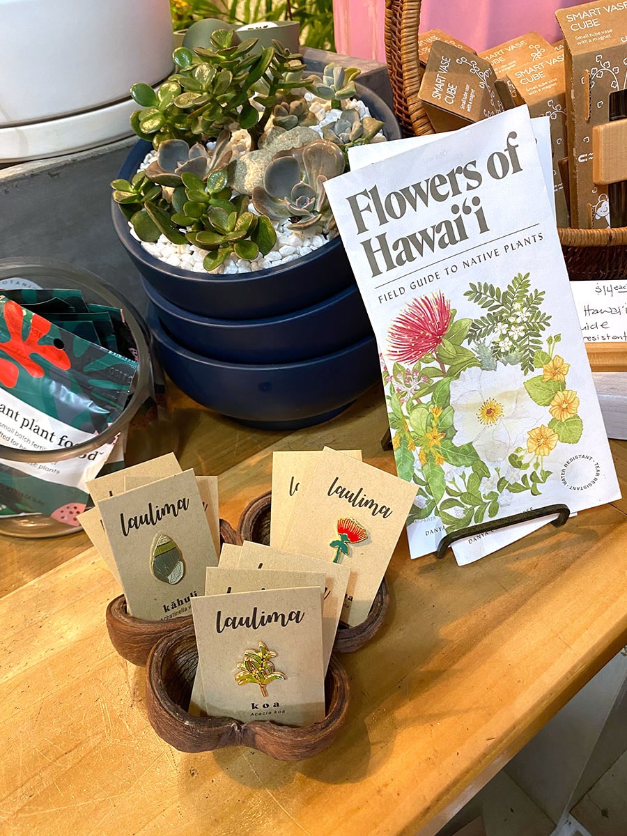 「ハワイ固有種の花で旅するハワイ」のガイドマップで知られる「Laulima」。ヘアクリップのほかに、ハワイ固有種の花、植物、海洋生物などのピンも良いお土産に。