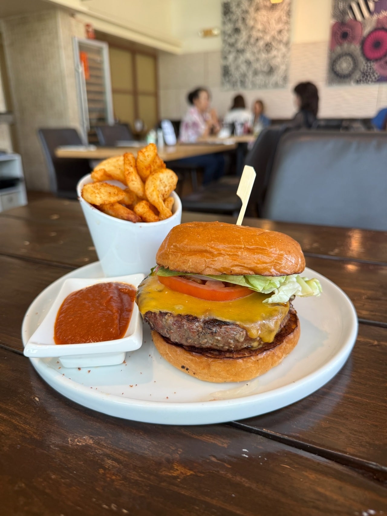 肉汁あふれる厚みのあるパティ。