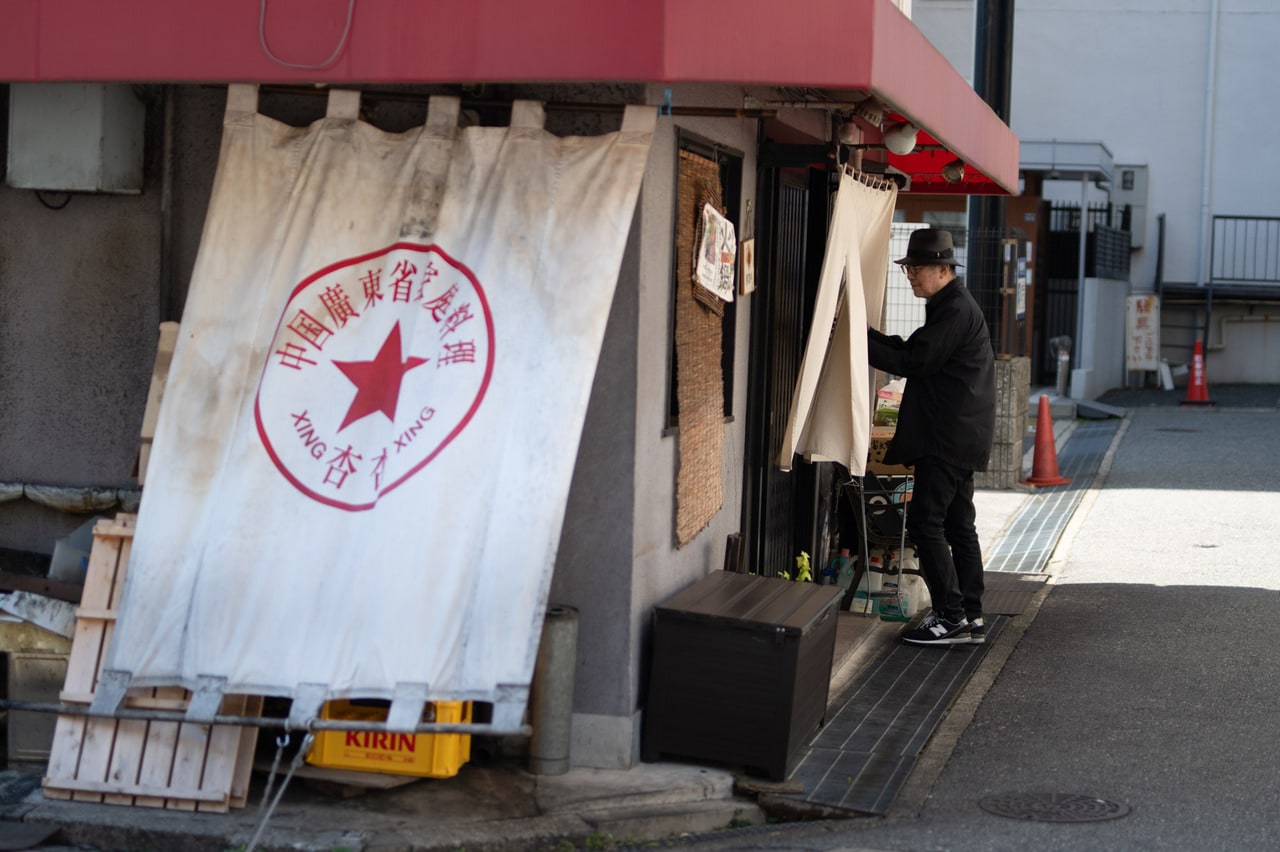 中国粥が名物の「杏杏」。開店前から行列ができる人気店。