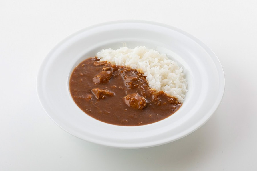 JALオリジナルチキンカレー「JAL The Curry」。ファーストクラスとビジネスクラスで提供される。