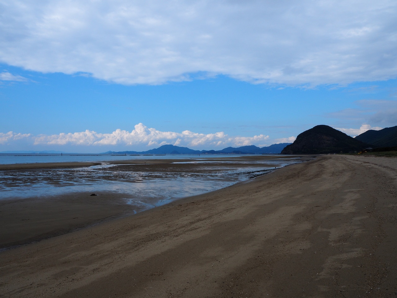 遠浅なので干潮時は砂浜がかなり広くなる。