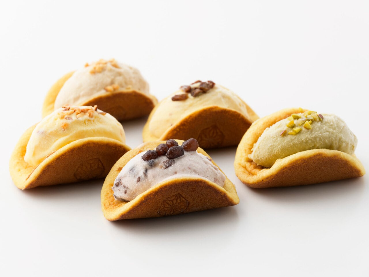 どらレット 各400円、5個セット 2,000円。左から時計回りに：アーモンドチーズケーキ、落花生、ラムレーズン、ピスタチオ、大納言あずき／氷菓子屋KOMARU　初出：2024年8月6日