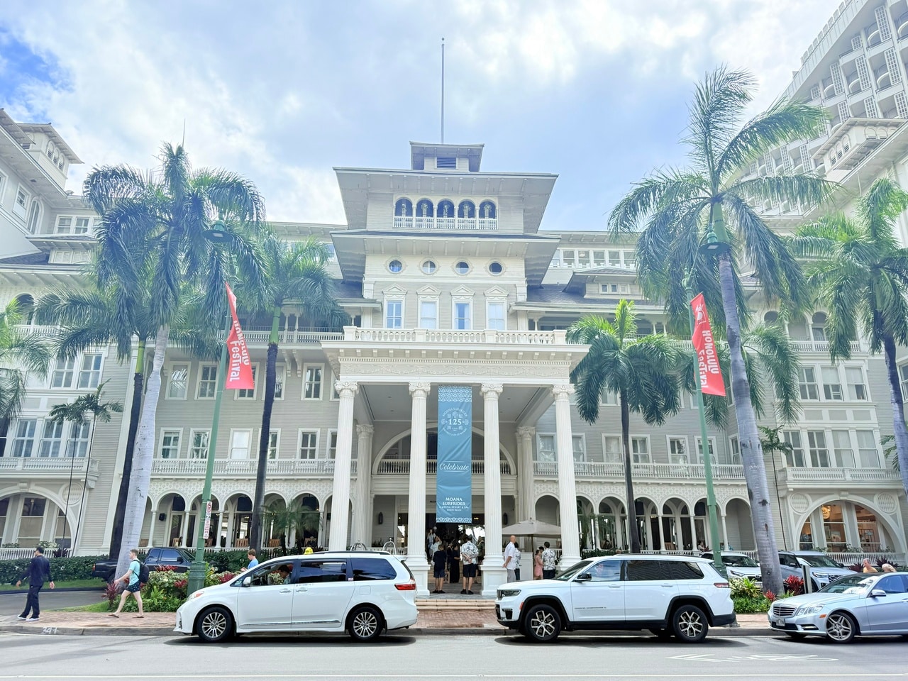 白亜の館とも称されるホテルの外観。