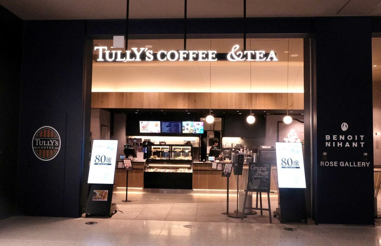 2025年4月に旗艦店として開業した「TULLY’S COFFEE ＆TEA 虎ノ門ヒルズ店」（筆者撮影）