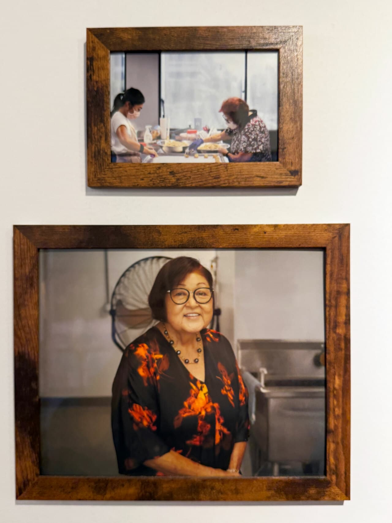 初心を忘れないために。デールさんとの思い出の写真はお店の壁に飾り、大切にしているそうです。