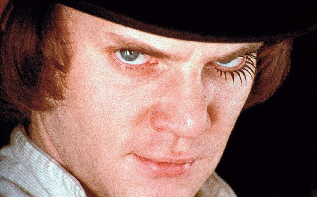1971年公開の映画『時計じかけのオレンジ』より。主人公・アレックスの片目にだけつけられた下まつ毛が退廃的な狂気を演出する。Warner Bros. / Hawk films / Collection Christophel via AFP