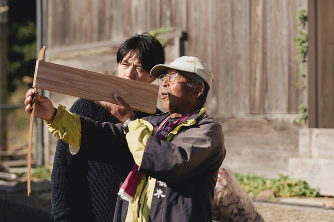 真剣な表情で金子さんの話に耳を傾ける工藤さん。