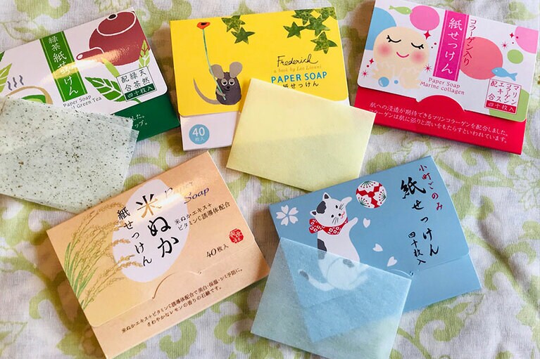 サイズはそれぞれケースが横85mm×縦67mm、紙石けんは1枚が横65mm×縦47mm。ケースの厚さはおよそ4mm程度なので、脂取り紙とだいたい同じと思って間違いなし。ケースは水をはじきやすい厚紙タイプを採用している点も、よく考えられている。