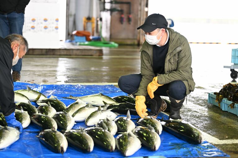 一期一会の魚との出合いのために毎朝市場に通う中野さん。