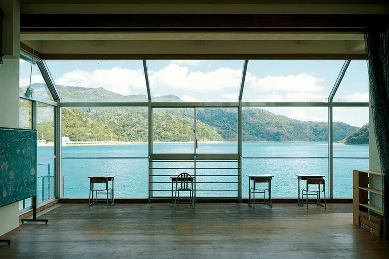 「やんばるアートフェスティバル」のメイン会場・大宜味村立旧塩屋小学校の体育館は、海を一望できる素晴らしいロケーション。波の音を聞きながら作品鑑賞を楽しみたい。