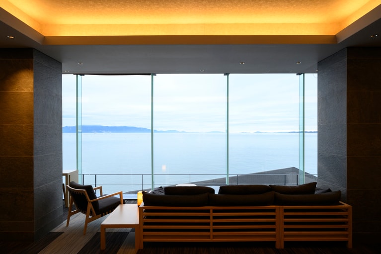 空と海が一体となった景色を眺め、日常から解き放たれる。