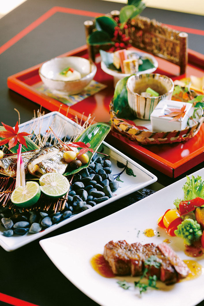 【山みず木別邸 深山山荘】食事を含まない宿泊を基本とするホテルスタイル。本館のダイニングでは朝昼晩の食事を用意。当日にオーダー可。Photo: Yoshikazu Shiraki