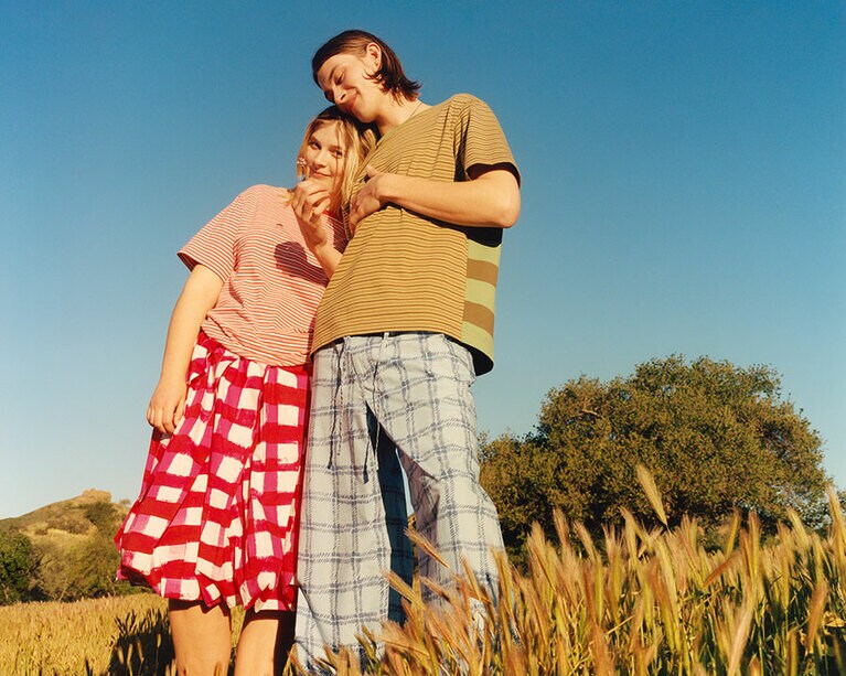 左のモデル：ボーダークルーネックTシャツ(半袖) 1,990円、バルーンシェイプスカート5,990円　右のモデル：ボーダークルーネックTシャツ(半袖) 1,990円、イージーワイドフィットパンツ 3,990円。