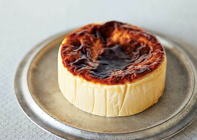 BELTZ「バスクチーズケーキ(ミディアム)」2,400円(税込)。