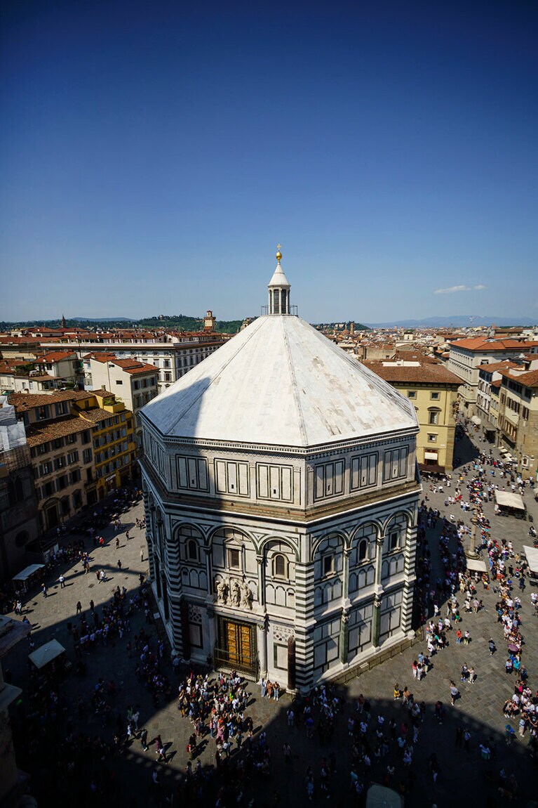 白と緑の大理石によって形作られる幾何学模様が印象的。