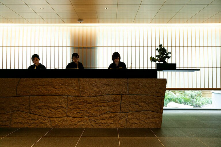 ［ONSEN RYOKAN 由縁 新宿］チェックインの手続きはこちらのフロントカウンターで。