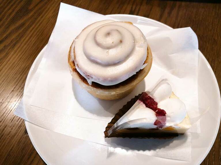 シナモンロール(写真左) 270円、ハチミツムース(写真右) 240円。