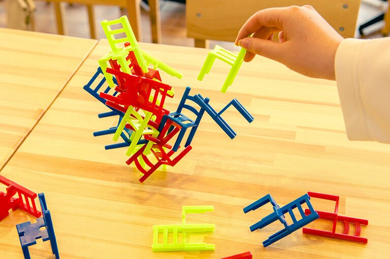 イスのどこに引っ掛けるかでバランスが決まる。