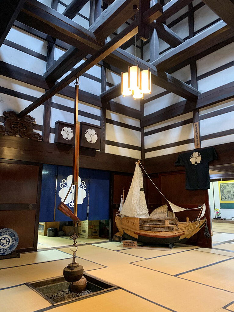 土間から続く広間には囲炉裏があり、北前船の模型が置かれている。