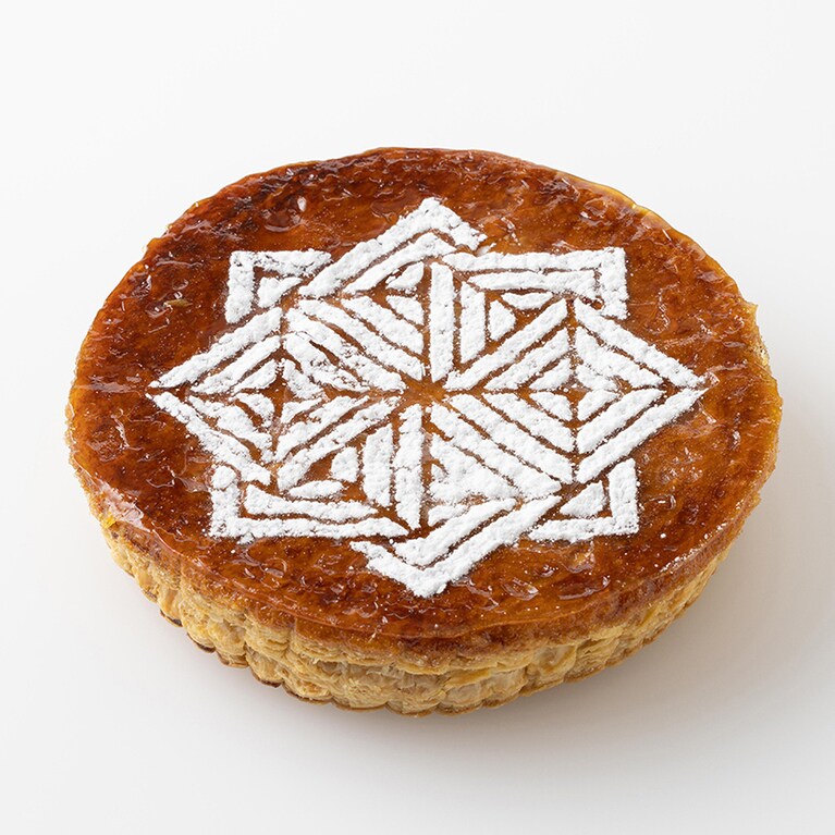 ガレット ジャルダン ド パレルム(パートフィユテ、レモンとグレープフルーツ風味のアーモンドクリーム)直径約18cm、4,320円。