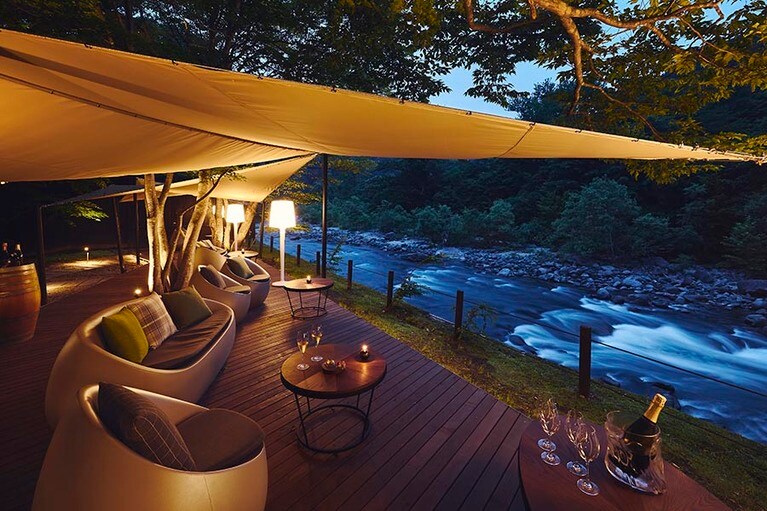 星野リゾート 奥入瀬渓流ホテル［青森／奥入瀬渓流温泉］フレンチレストラン「Sonore」夜の渓流アペリティフ。