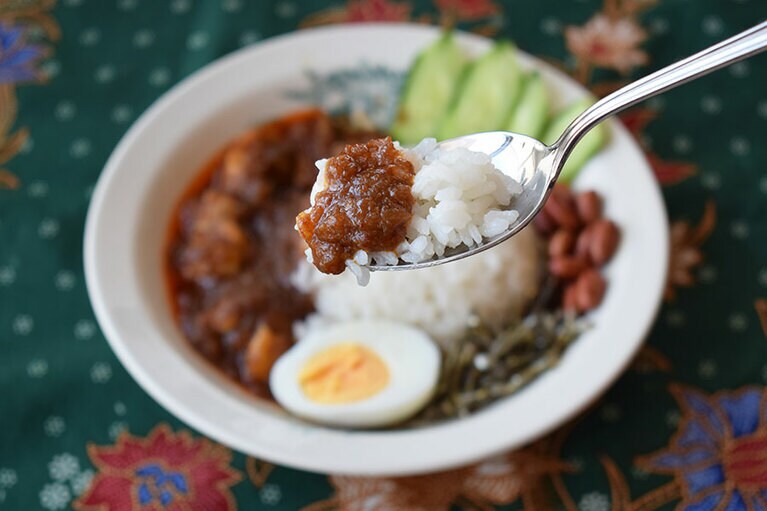 サンバルとご飯を混ぜて食べよう！