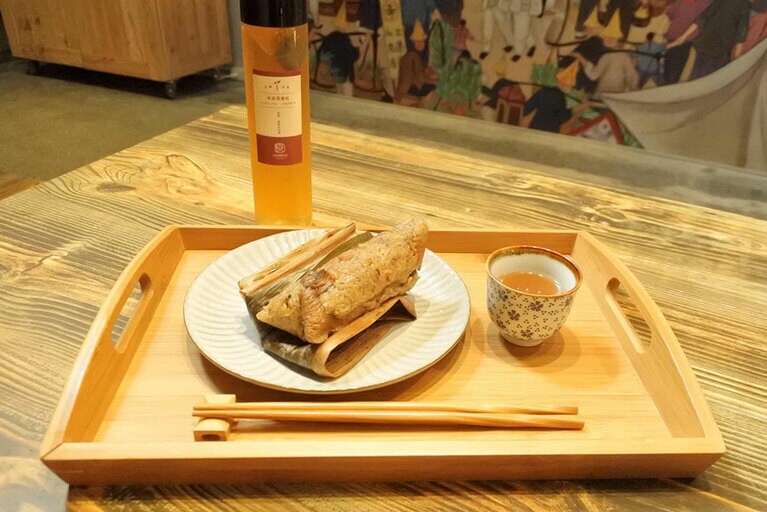 店頭で温められた、できたての柔らかいちまき。